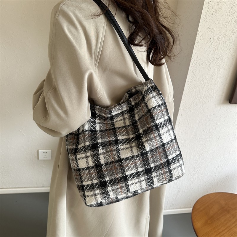 This is a new stylish single-shoulder crossbody bag with a simple and elegant hand-held texture and a hanging tote crossbody bag for the autumn and winter of 2025 Application Scenario