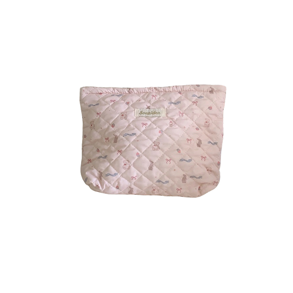 38243 Cute Little Rabbit Heart quilted large-capacity makeup bag, portable storage bag, travel and toiletries bag Item Picture