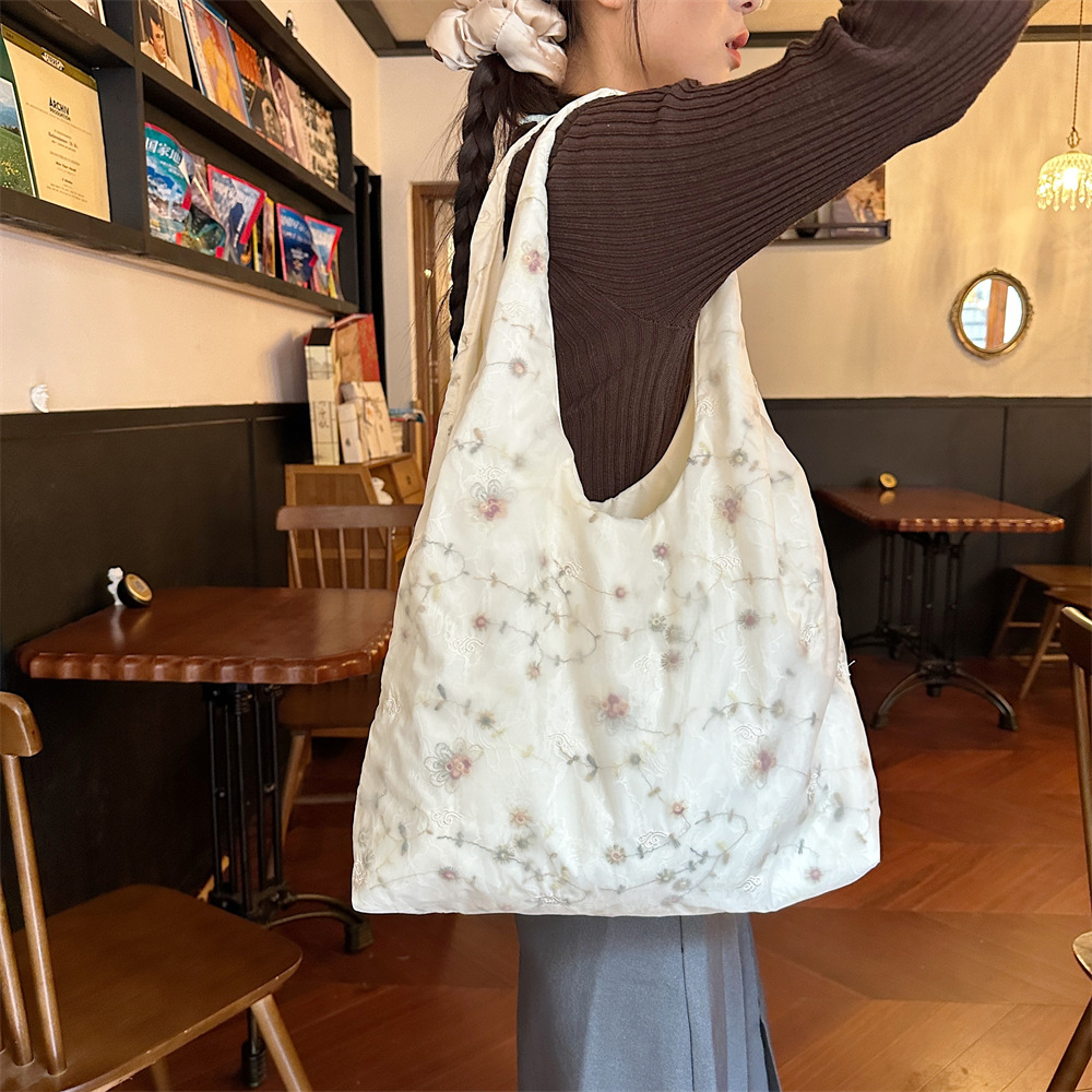 48303 ins Niche large-capacity single-shoulder bag, chiffon embroidered women's underarm bag, commuting to work hand-held canvas bag details Picture