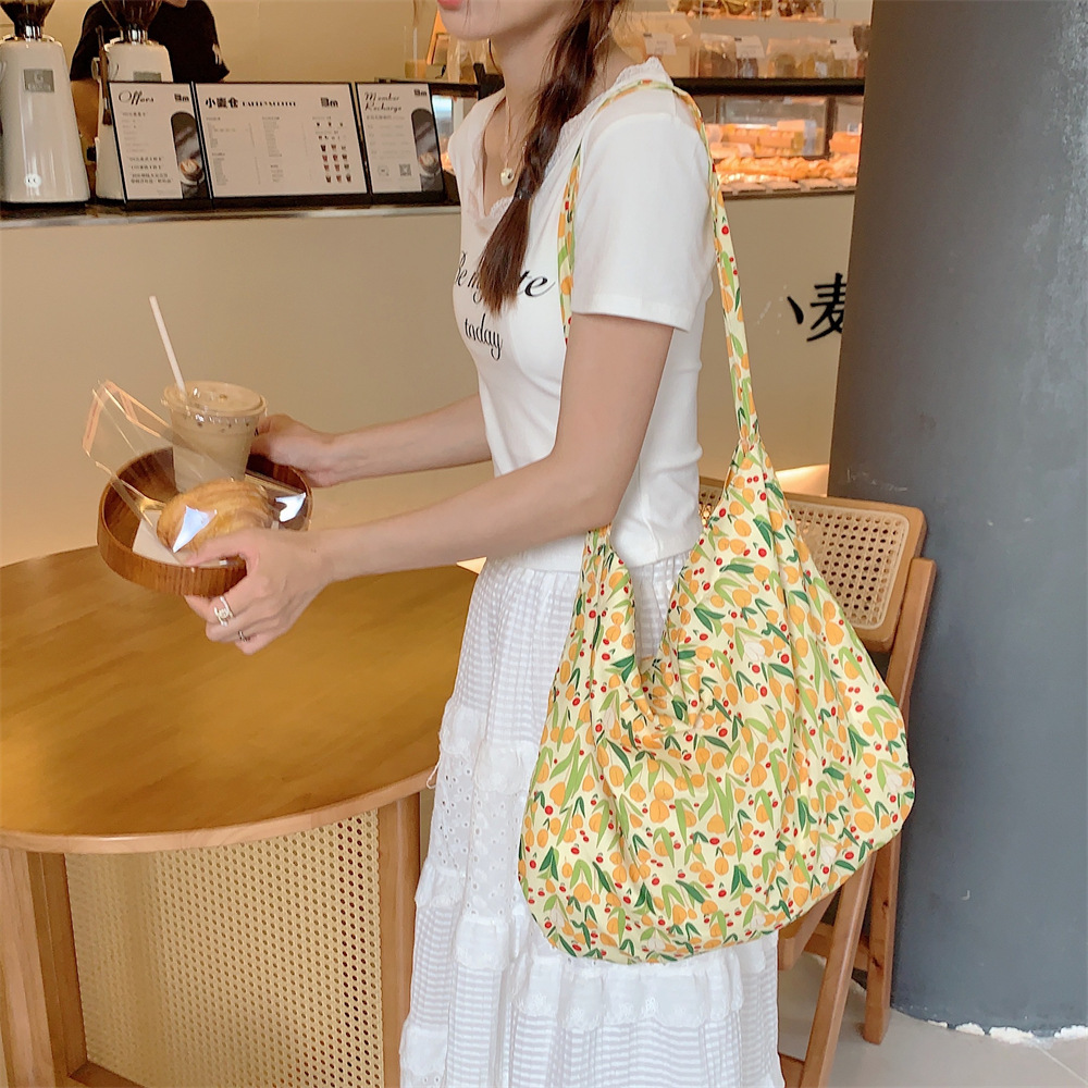 13165 Summer Cute tulip large-capacity commuting single-shoulder bag, female college student canvas bag, crossbody armpit bag Application Scenario