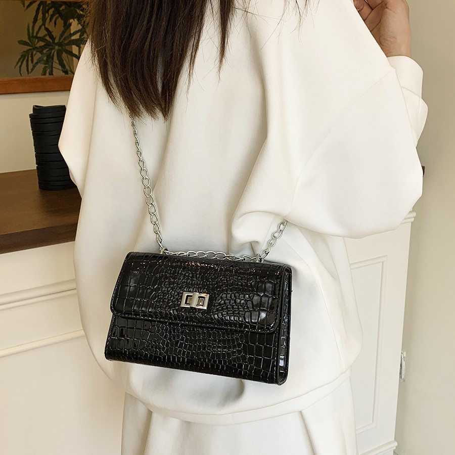 The new summer style bag for 2025 is a trendy horizontal Japanese and Korean chain small square bag. It's a versatile and popular crossbody bag details Picture
