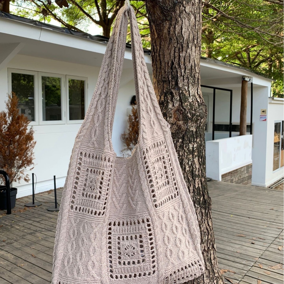 The new dopamine-colored knitted bag features a retro cut-out woven pattern and a niche design. It is a large-capacity single-shoulder bag for summer Application Scenario