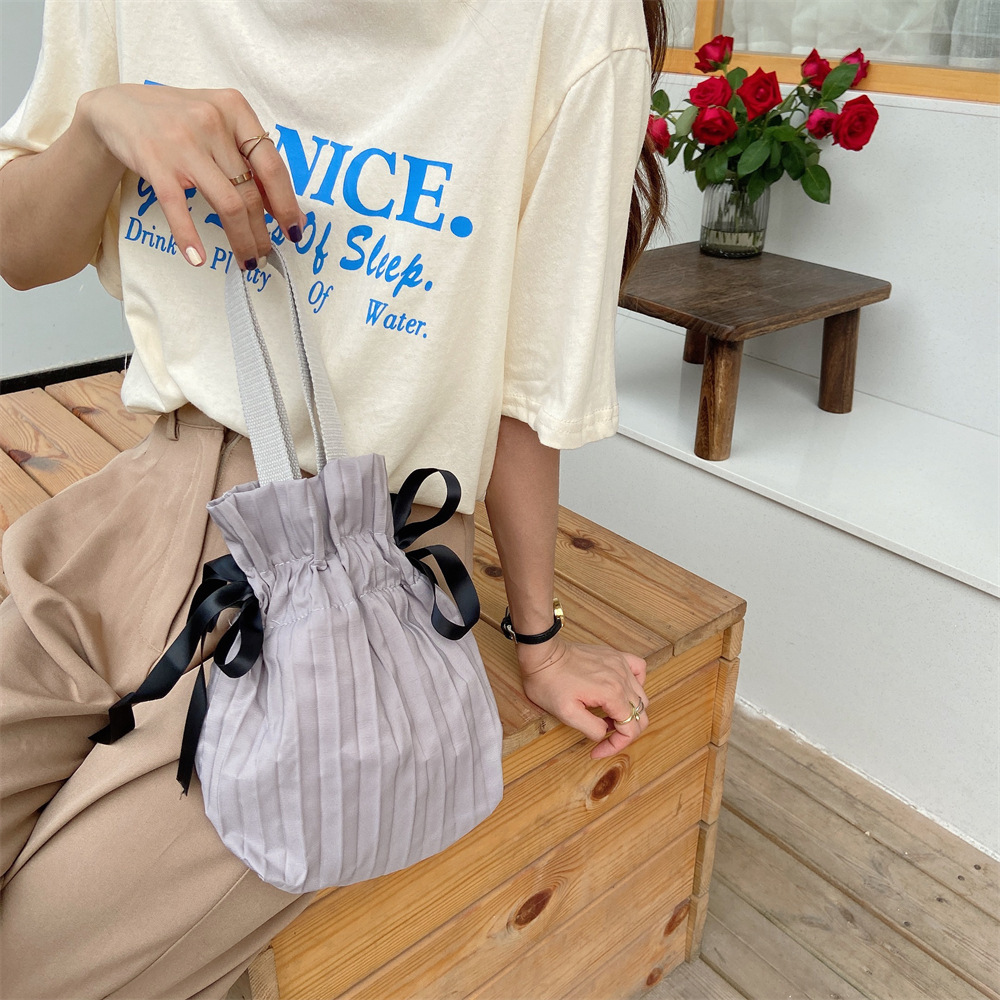 05222 solid color handbag, with a pleated drawstring and a closed opening design, is a portable toiletry bag for business trips and travel, capable of storing miscellaneous items details Picture