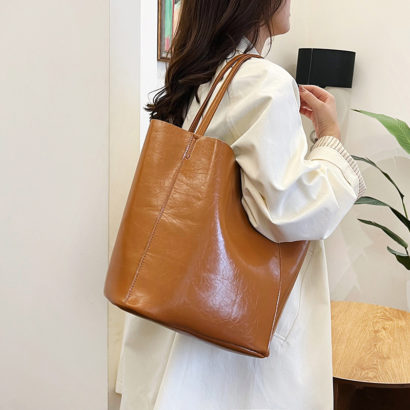 The large-capacity retro tote bag for women in 2024, a new style of fashionable, simple and casual large bag in solid color, versatile single-shoulder bag, is selling well Application Scenario