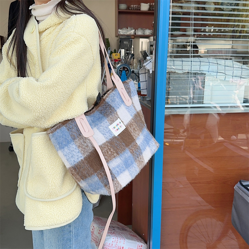 31295 Maillard large-capacity checkered bag for women's commuter single-shoulder bag, woolen style, 2023 Autumn/Winter new women's bag Application Scenario