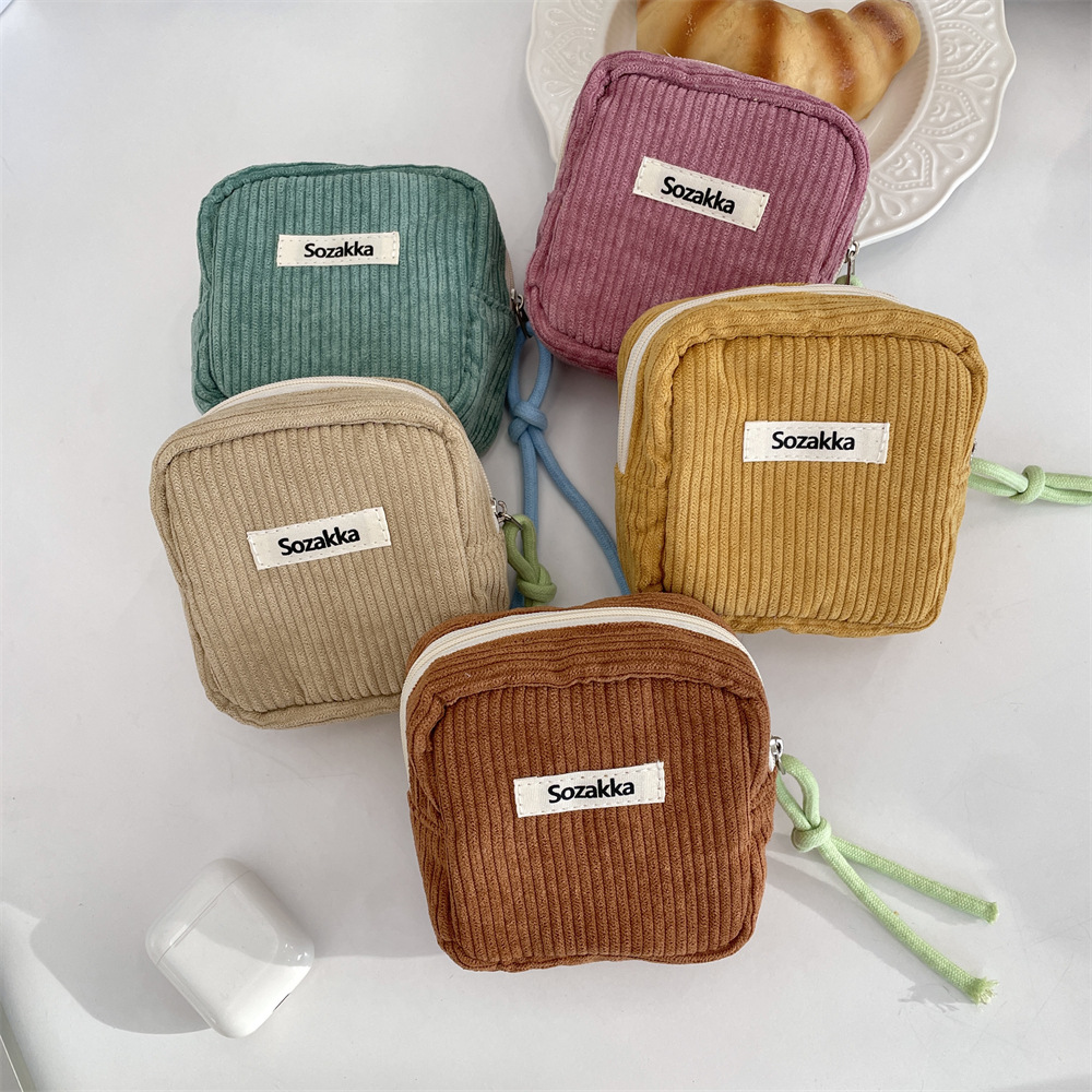 412101 Winter new solid-color corduroy sanitary bag, lipstick and makeup bag, simple and cute sanitary napkin storage Application Scenario