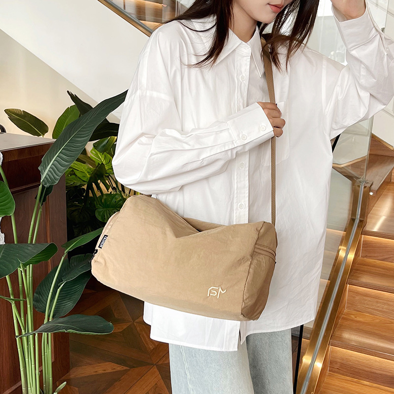 A new large-capacity, simple and casual single-shoulder bag made of nylon fabric, a beautiful and artistic handbag for work and commuting, a crossbody bag for women details Picture