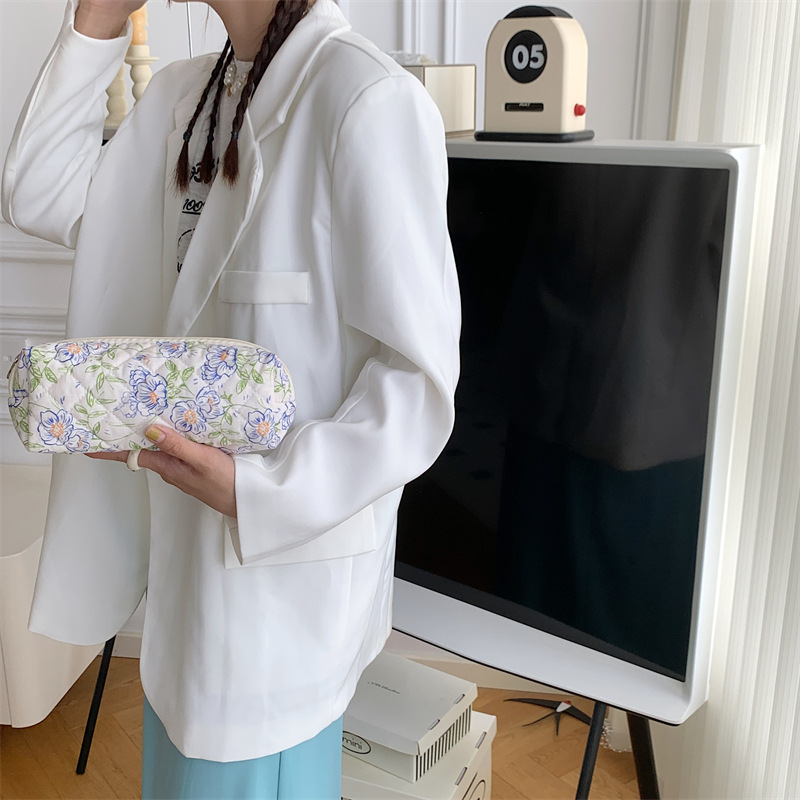 35273 ins fresh and delicate floral quilted cotton makeup bag, stationery pen case, large capacity brush storage pen case details Picture
