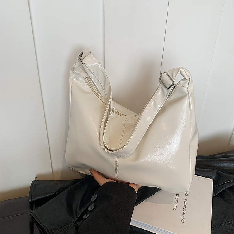 A versatile and simple crossbody bag for women, a new retro and fashionable tote bag for the 2024 autumn and winter season, a Korean-style solid color and high-quality single-shoulder bag Application Scenario