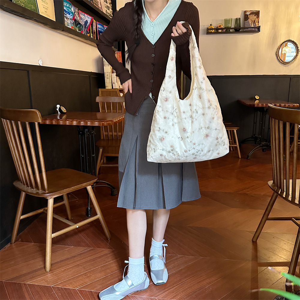 48303 ins Niche large-capacity single-shoulder bag, chiffon embroidered women's underarm bag, commuting to work hand-held canvas bag Application Scenario