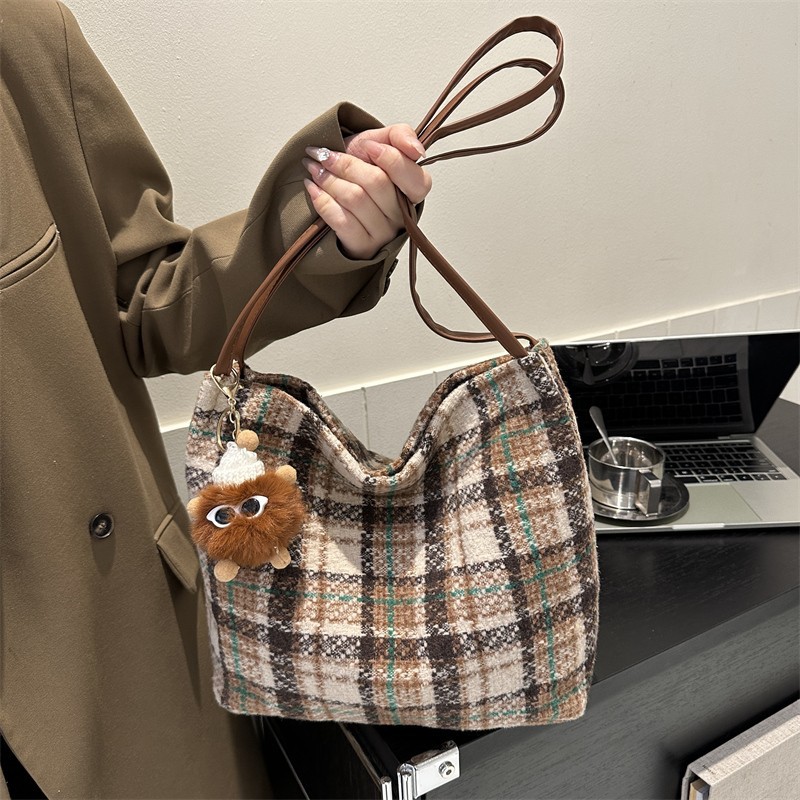 This is a new stylish single-shoulder crossbody bag with a simple and elegant hand-held texture and a hanging tote crossbody bag for the autumn and winter of 2025 full figure