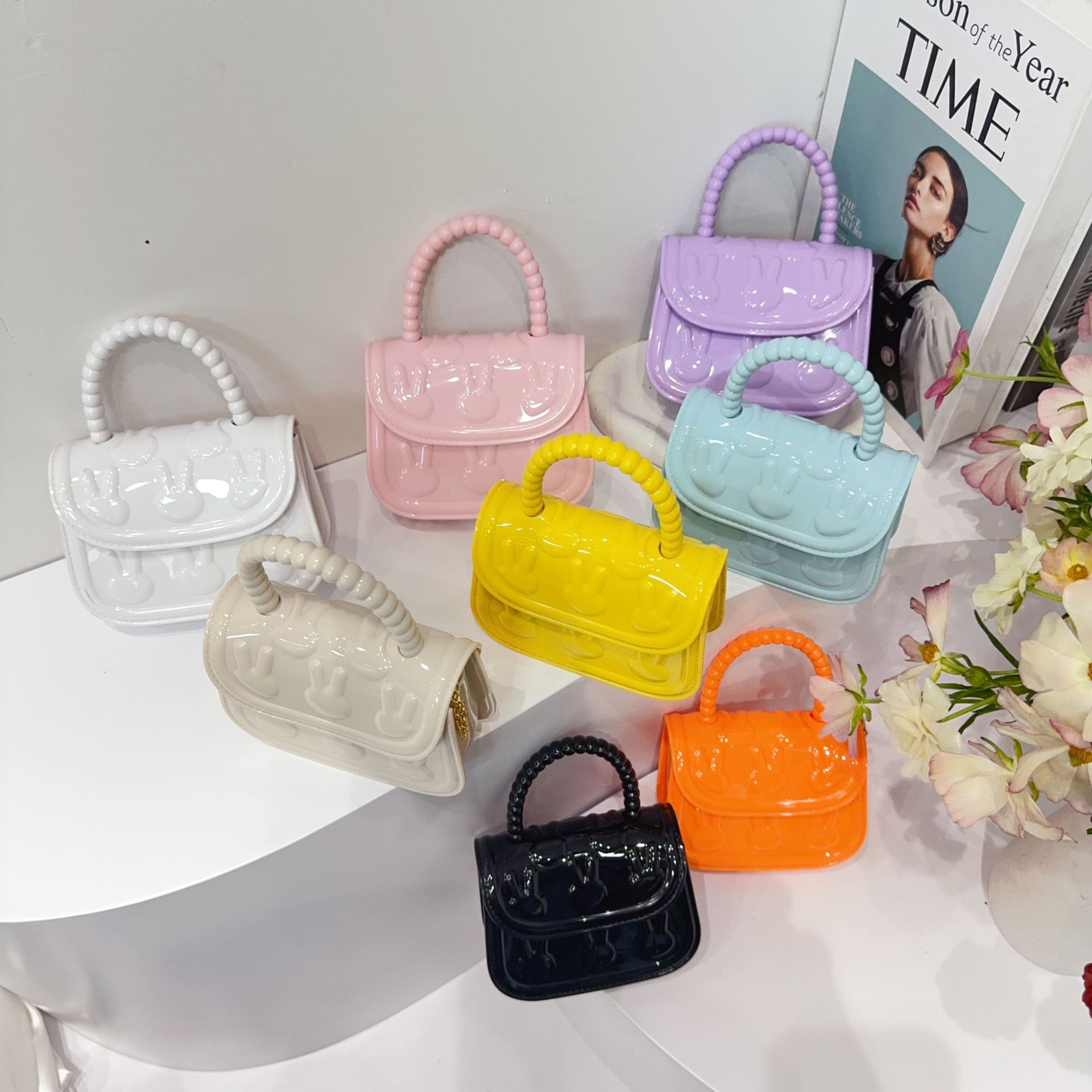 The 2025 new model of bag is a summer bestseller for women. It features a niche design and a high-end feel. It is a single-shoulder small square bag and a versatile hand-held crossbody bag full figure