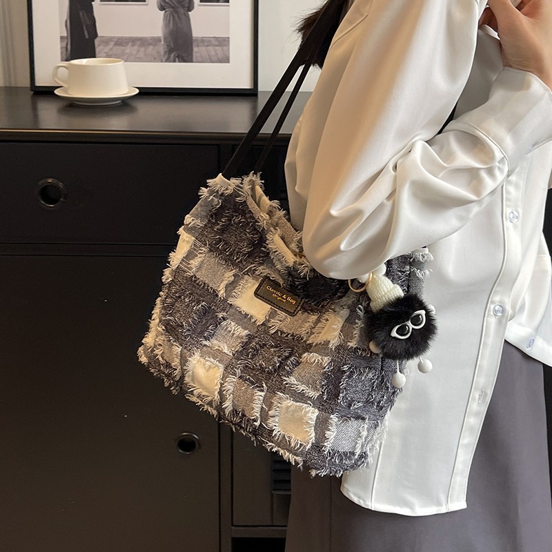 High-end checkered bucket bag for women, 2023 new trendy and fashionable single-shoulder bag for women, large-capacity commuter tote bag Application Scenario