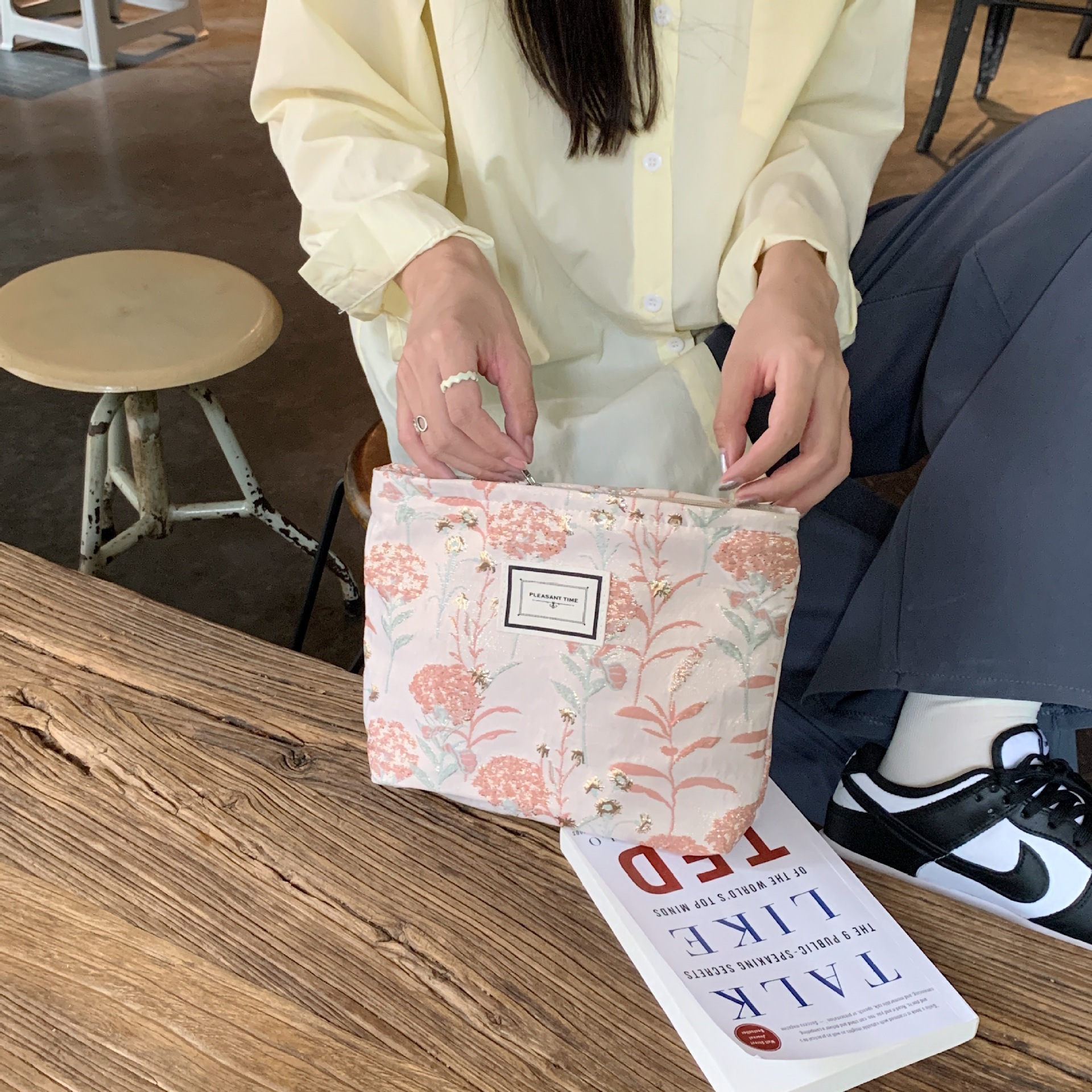 28231 Retro blush powder underarm bag, three-dimensional brocade jacquard handbag, gentle canvas bag, small makeup bag Application Scenario