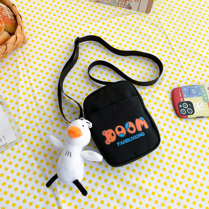 A new Korean-style casual Instagram streetwear lettered crossbody bag for 2024, a small square crossbody bag for students and children Application Scenario