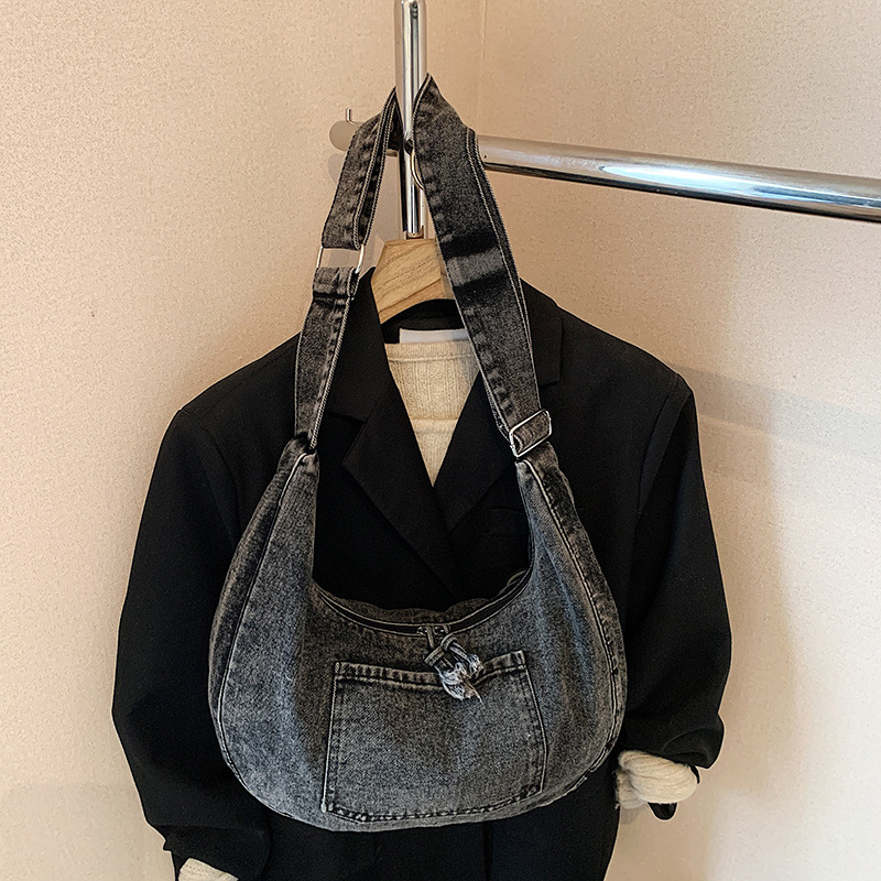 Japanese denim retro single-shoulder bag 2025 new style, versatile and simple crossbody bag, casual large-capacity commuting bag Application Scenario