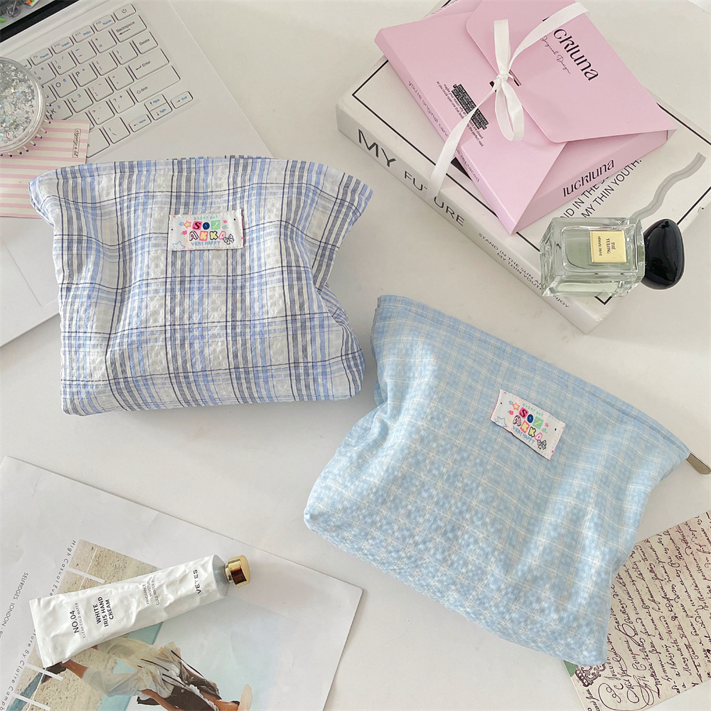 5748 Summer Fresh Checkered Makeup Bag, Sweet Student Outing Makeup Bag, Korean Version Travel Toiletry and Storage Bag Application Scenario