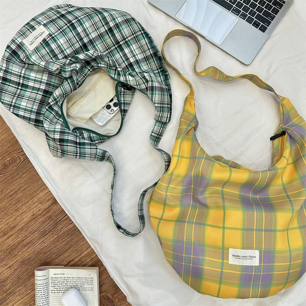 53121 ins Korean-style single-shoulder bag, laid-back commuting dumpling bag, niche retro checkered hand-held student class bag details Picture