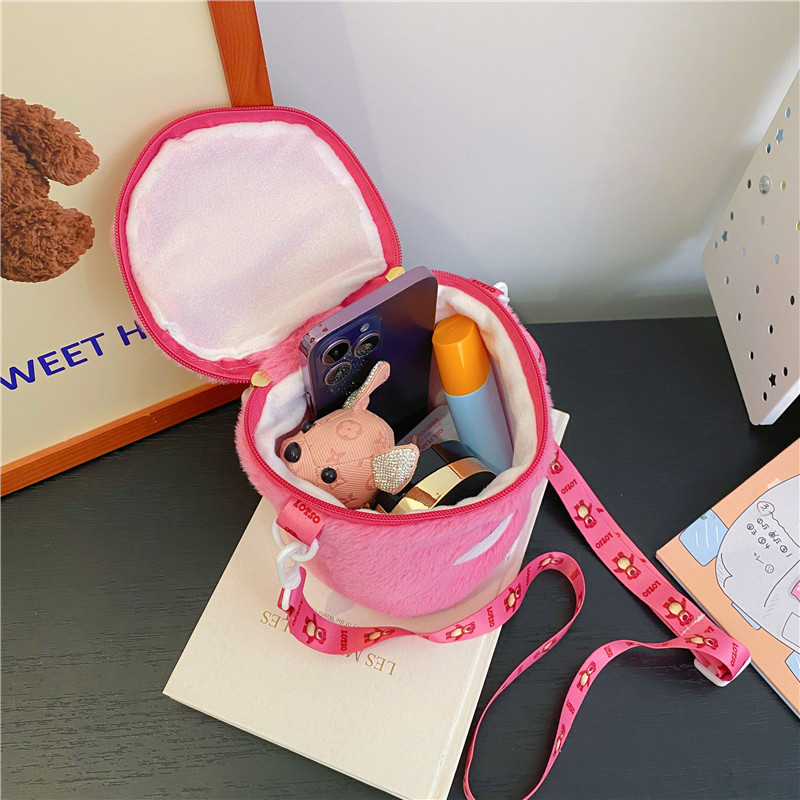 Cute plush strawberry bear bucket bag, cartoon girl hand-held small bag, new soft girl student crossbody bag wholesale Application Scenario