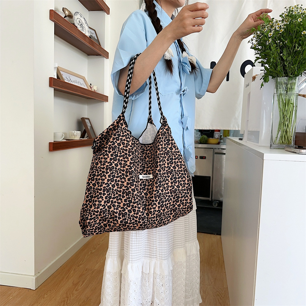45241 Korean retro leopard print corduroy single-shoulder bag, large-capacity travel handbag, fashionable underarm bag Specification drawing