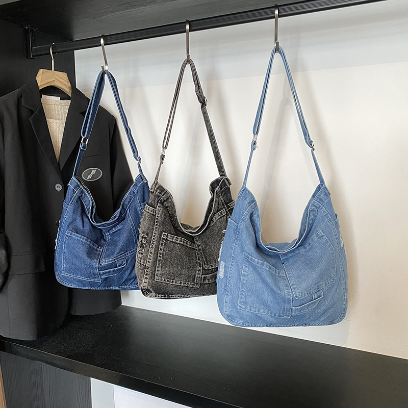 A new retro large-capacity single-shoulder bag, a fashionable and casual women's crossbody bag, and a trendy denim student bag full figure