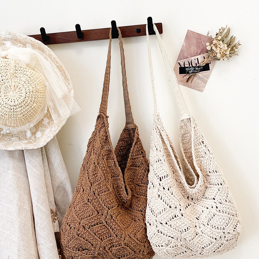 A new Korean-style single-shoulder tote bag for women with a niche design, featuring a laid-back, simple, trendy, fashionable and individualistic style full figure