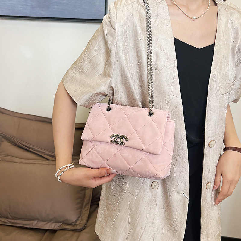 This year, a trendy and fashionable diamond-shaped bag for women is in vogue. It is a versatile underarm single-shoulder bag and a small square crossbody bag details Picture