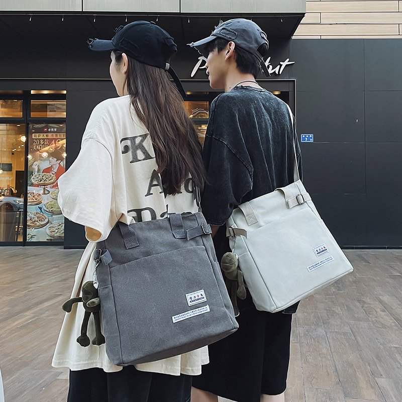 2022 New style canvas crossbody bag for men, simple, large-capacity student schoolbag, versatile Japanese-style single-shoulder handbag Application Scenario
