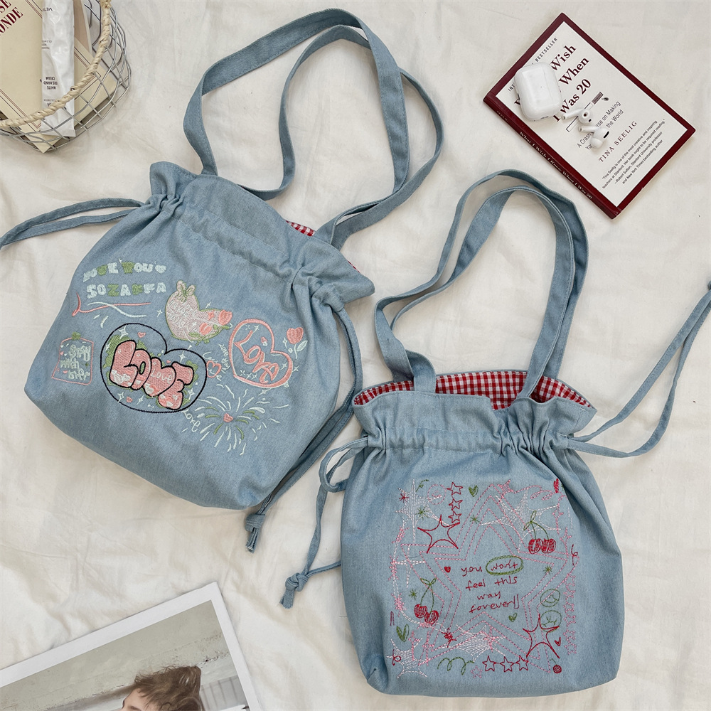 54203 2025 New bow-embroidered large-capacity denim drawstring tote bag, fashionable single-shoulder hand-carry large bag Specification drawing