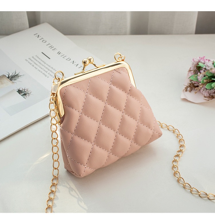 Sweet Mouth Red Envelope ladies handbag2023 Foreign Trade New Style Small Bag Wholesale Women's Makeup Storage Bag Application Scenario