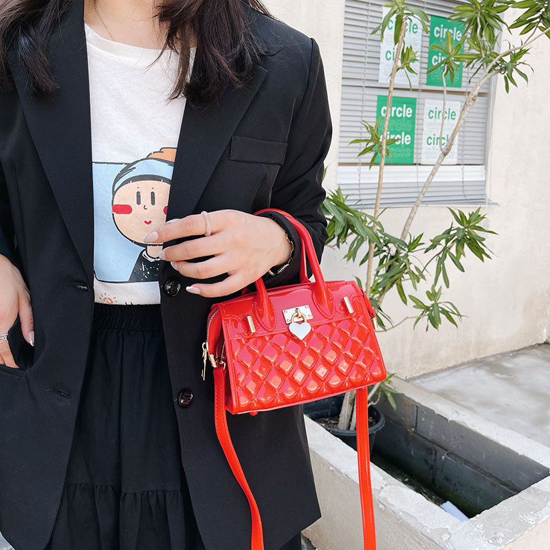 The 2025 autumn new diamond-shaped platinum bag, a fashionable heart-shaped lock jelly bag, a trendy women's bag with a shoulder and a crossbody design Application Scenario