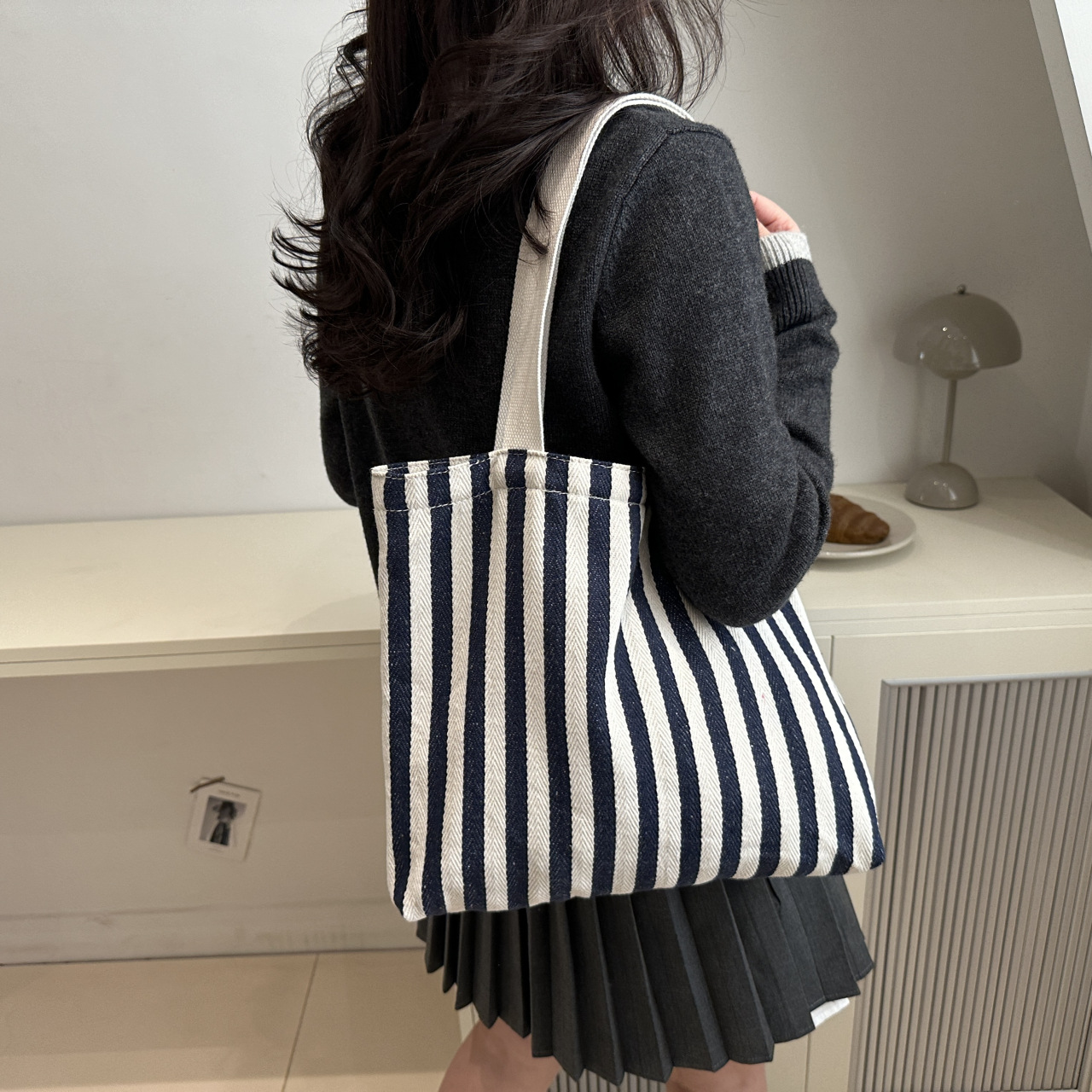 The new cross-border vertical striped commuter tote bag, hand-held shoulder bag, is fashionable and has a large capacity. It features an InS-style simple letter sail full figure