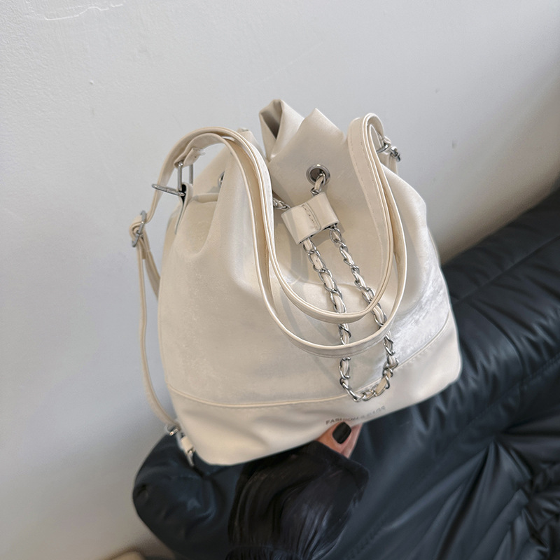 The 2024 new stylish and simple bucket bag with a niche design, the chain backpack with a high-end feel, and the crossbody backpack are selling well among women Specification drawing