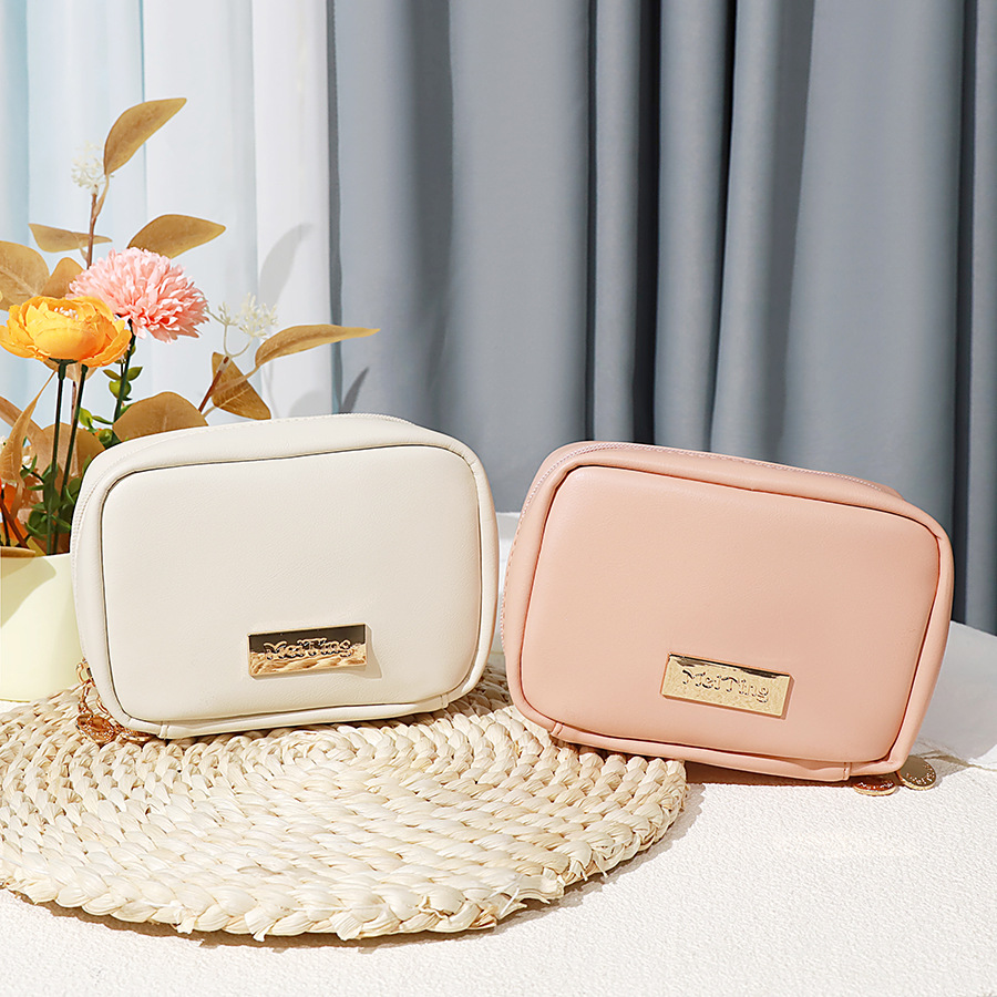 The new cosmetic bag is made of PU leather with a skin-like feel. It is a portable travel hand-held storage toiletry bag with a high appearance level and a simple design with a large capacity full figure
