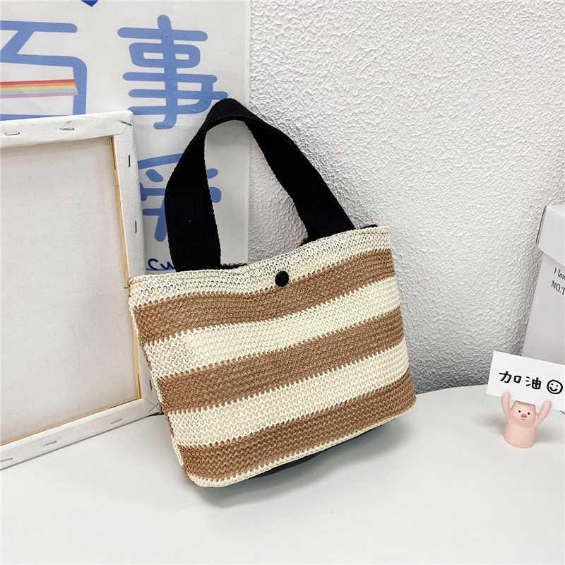 Straw-woven single-shoulder bag for women, new summer casual bag for middle-aged and elderly moms, simple lunch box handbag, export version Application Scenario