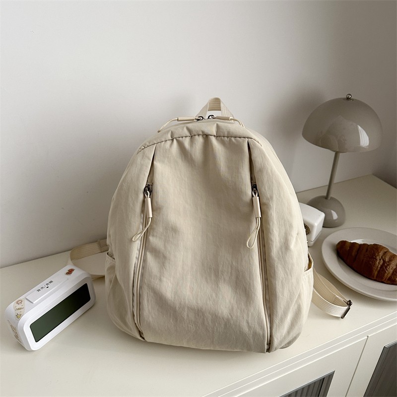 Wholesale retro and simple backpacks, new college-style student school bags, lightweight and versatile, campus travel backpacks Application Scenario