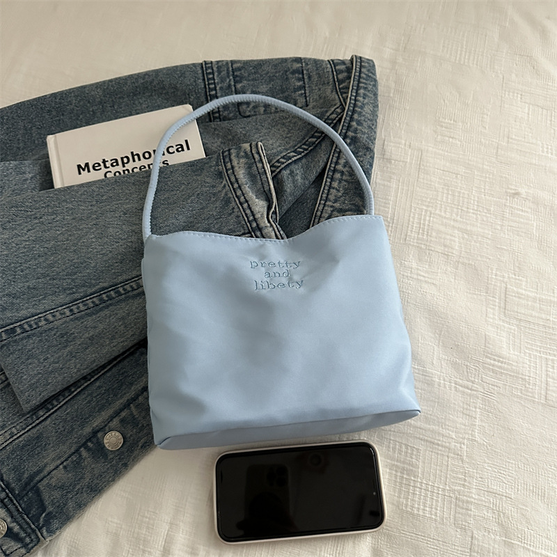 This trendy single-shoulder bucket bag is a new autumn and winter fashion and simple Korean-style bag. It's a solid color and fresh handbag for women Application Scenario