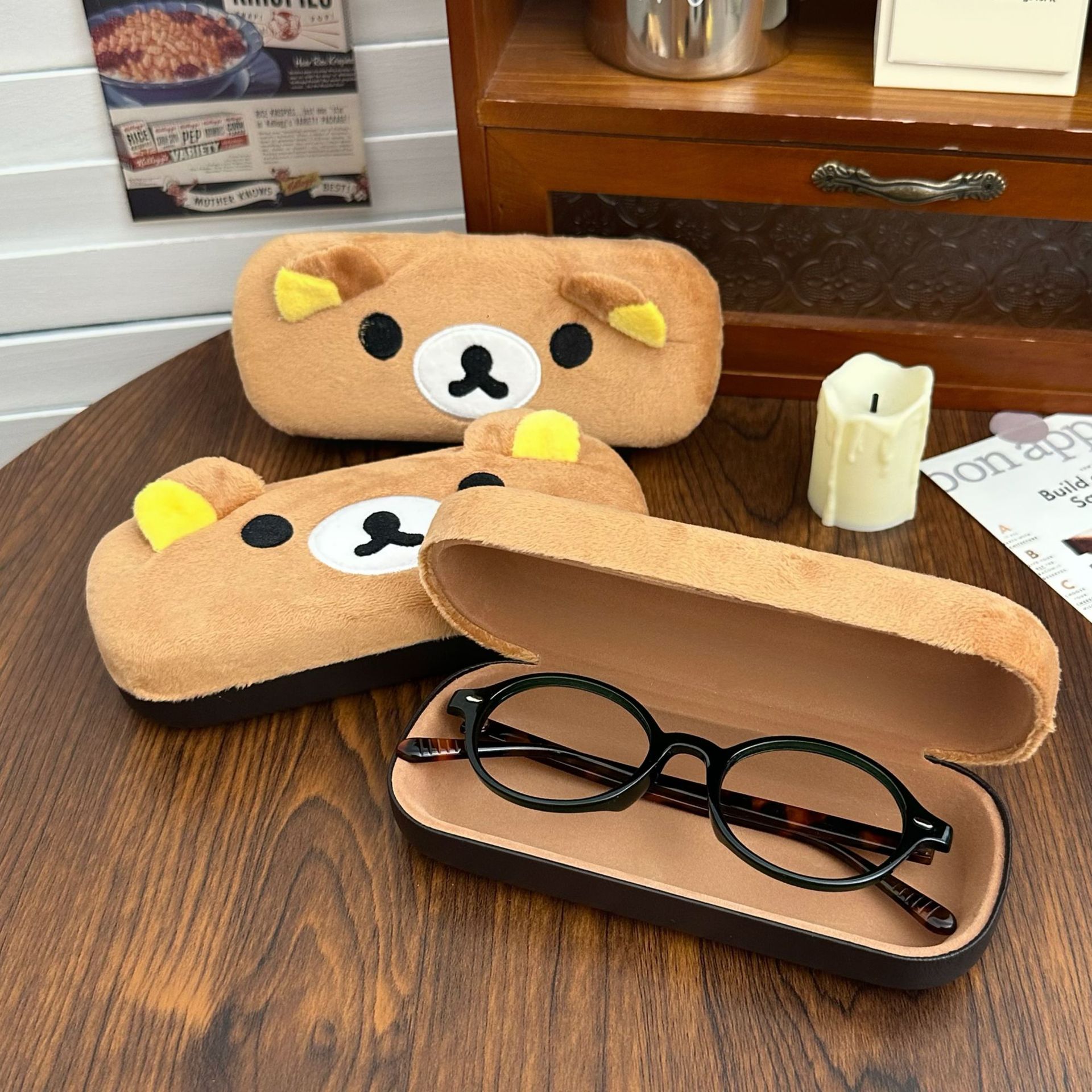 The new portable student sunglasses and myopia glasses box from Keai Light Bear is a pressure-resistant and shockproof storage box Specification drawing