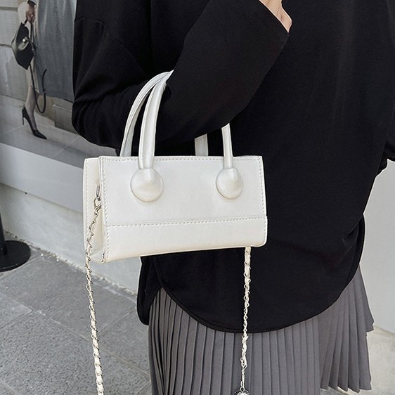 The 2025 new Korean niche high-end quality hand-held red small square bag is a fashionable and versatile single-shoulder crossbody bag for women Specification drawing