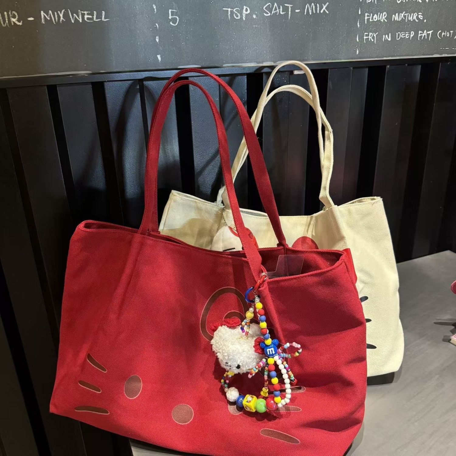 The new large-capacity tote bag from Korean kitty is a cute and portable student print commuter bag that is easy to carry on the shoulder full figure