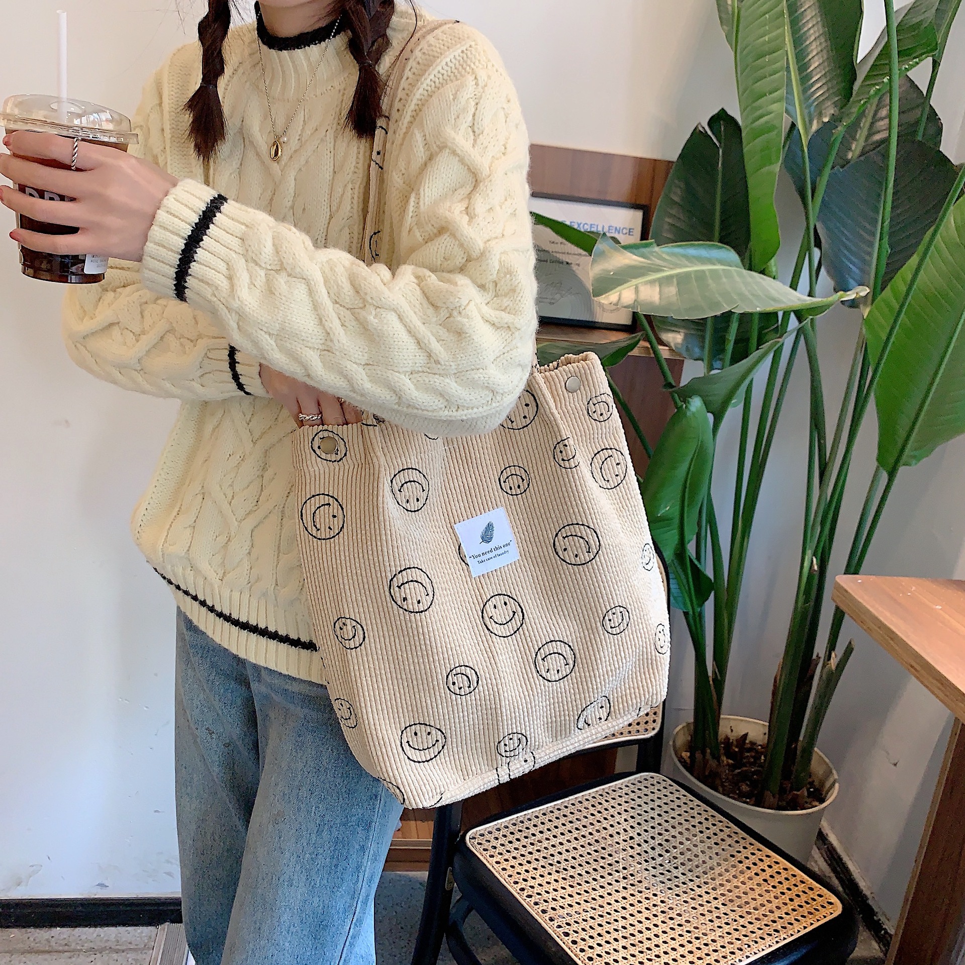 012174 Retro corduroy smiley single-shoulder tote bag for female students, canvas bag for class, simple hand-held cloth bag Application Scenario