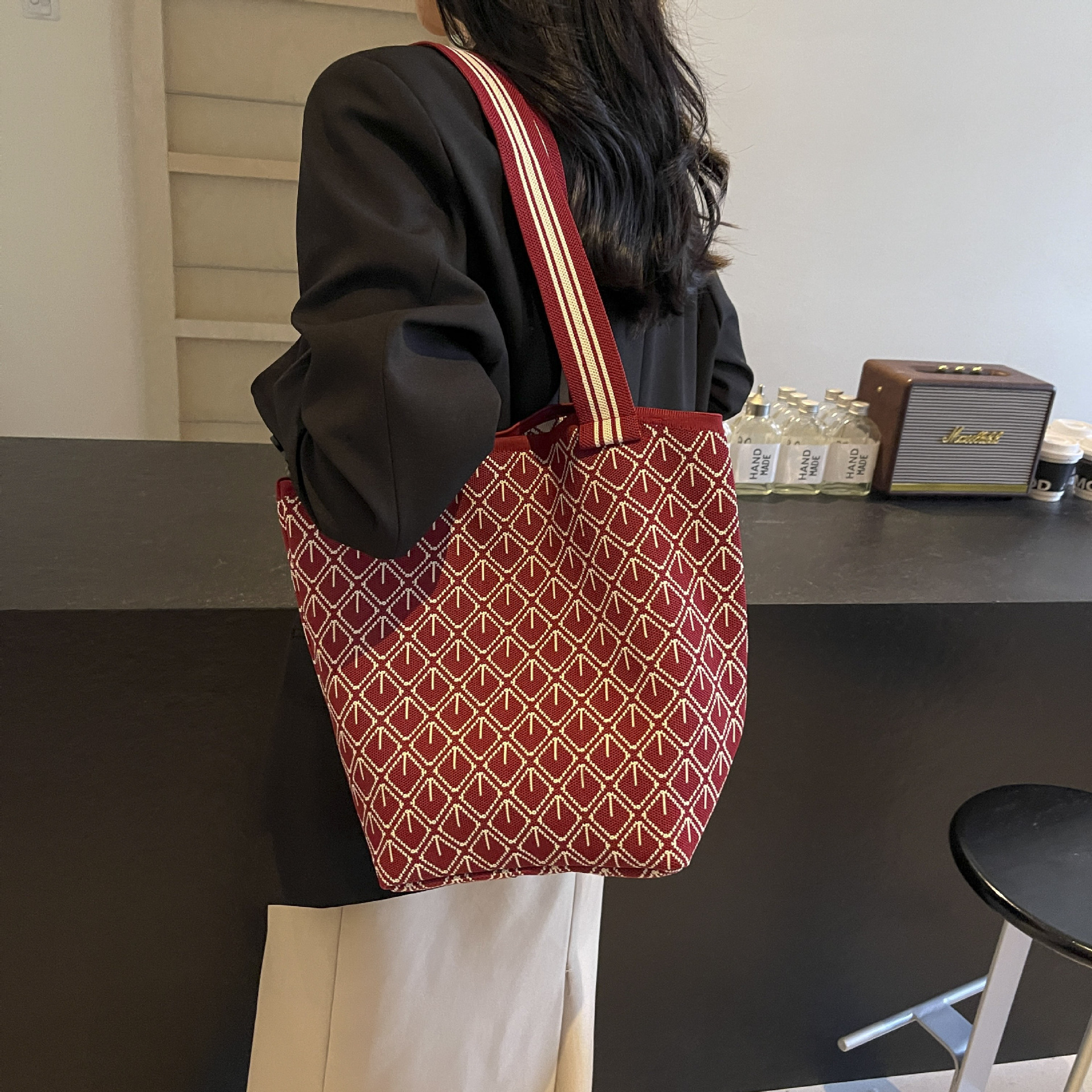 Single-shoulder bag, black and white large-capacity shopping bag, handbag, single-shoulder striped fashionable and versatile knitted color-blocking tote bag details Picture