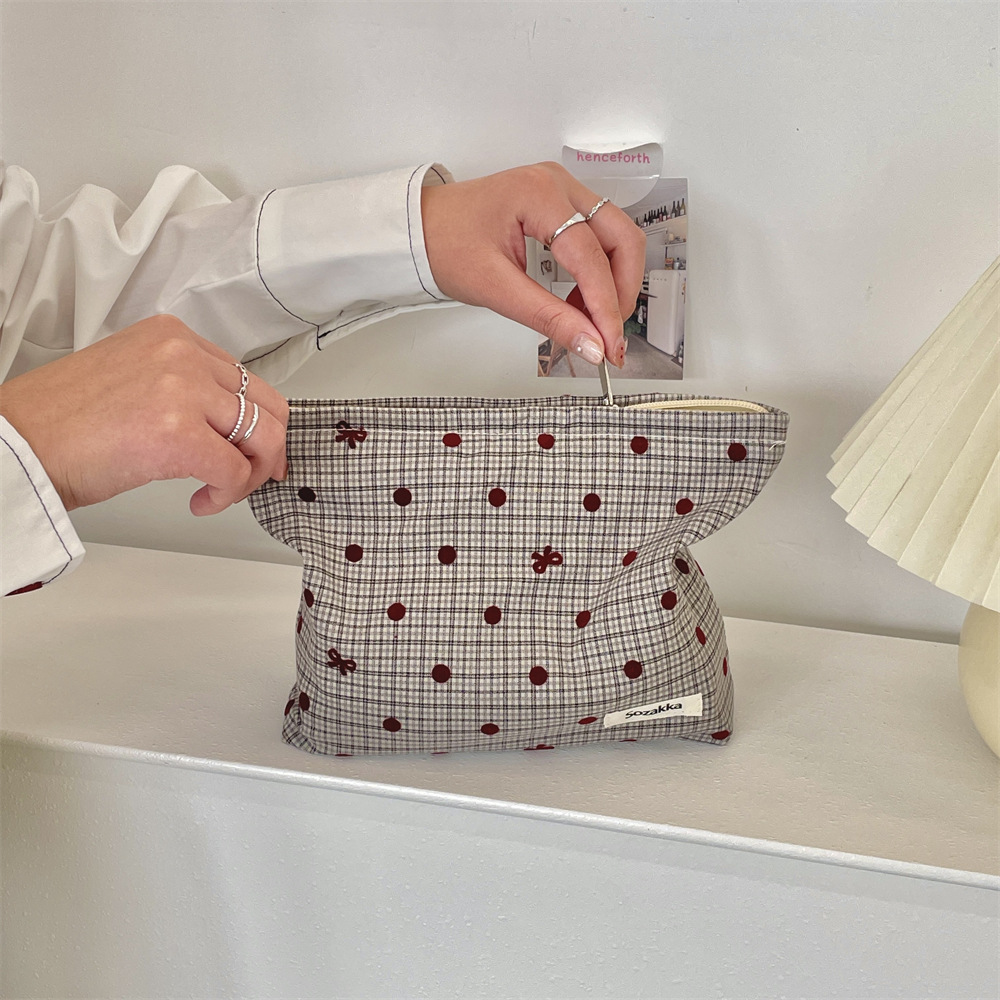 410181 Cosmetic Bag for Autumn and Winter 2024, large-capacity polka dot bow cosmetic storage, shopping clutch Application Scenario