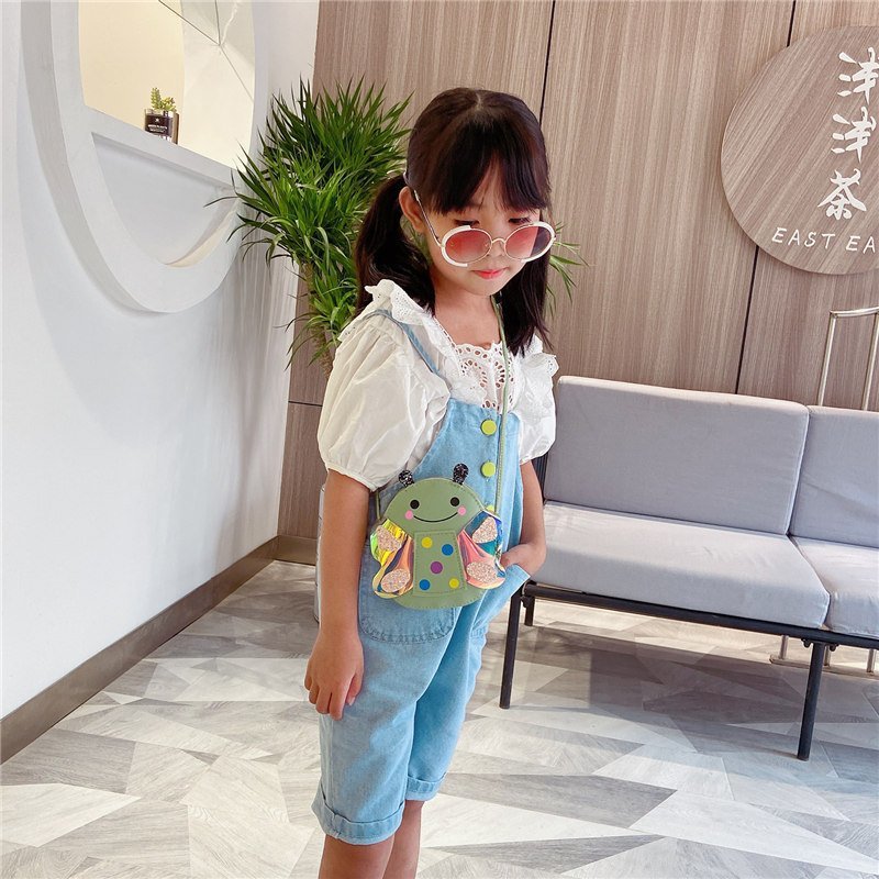 The popular children's bag is a super cute cartoon bee bag for girls and a fashionable mini princess bag for girls with a crossbody style Specification drawing