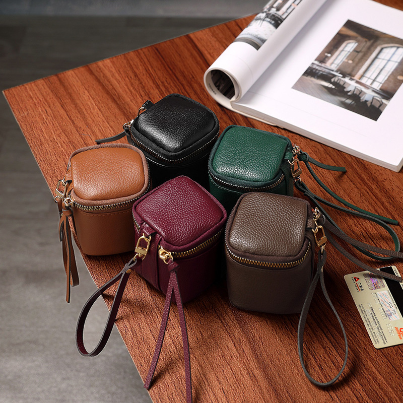 Retro leather makeup bag, lipstick, loose change storage bag, portable travel storage bucket, personalized mini round coin purse Application Scenario