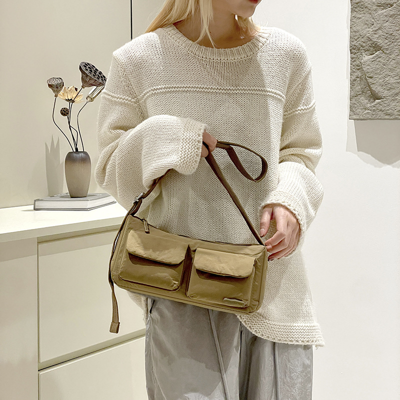 Colorful Fox's new Japanese and Korean women's nylon motorcycle bag, a casual commuting, artistic and cute single-shoulder bag full figure