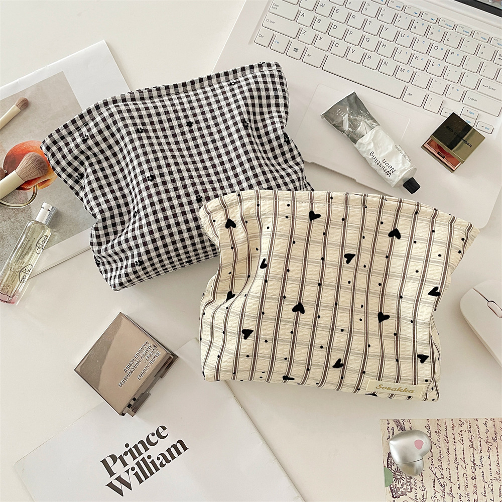 5745 Square Heart-shaped Makeup Bag, a simple, portable and large-capacity skincare and toiletry storage bag for women, Japan and South Korea on Instagram full figure