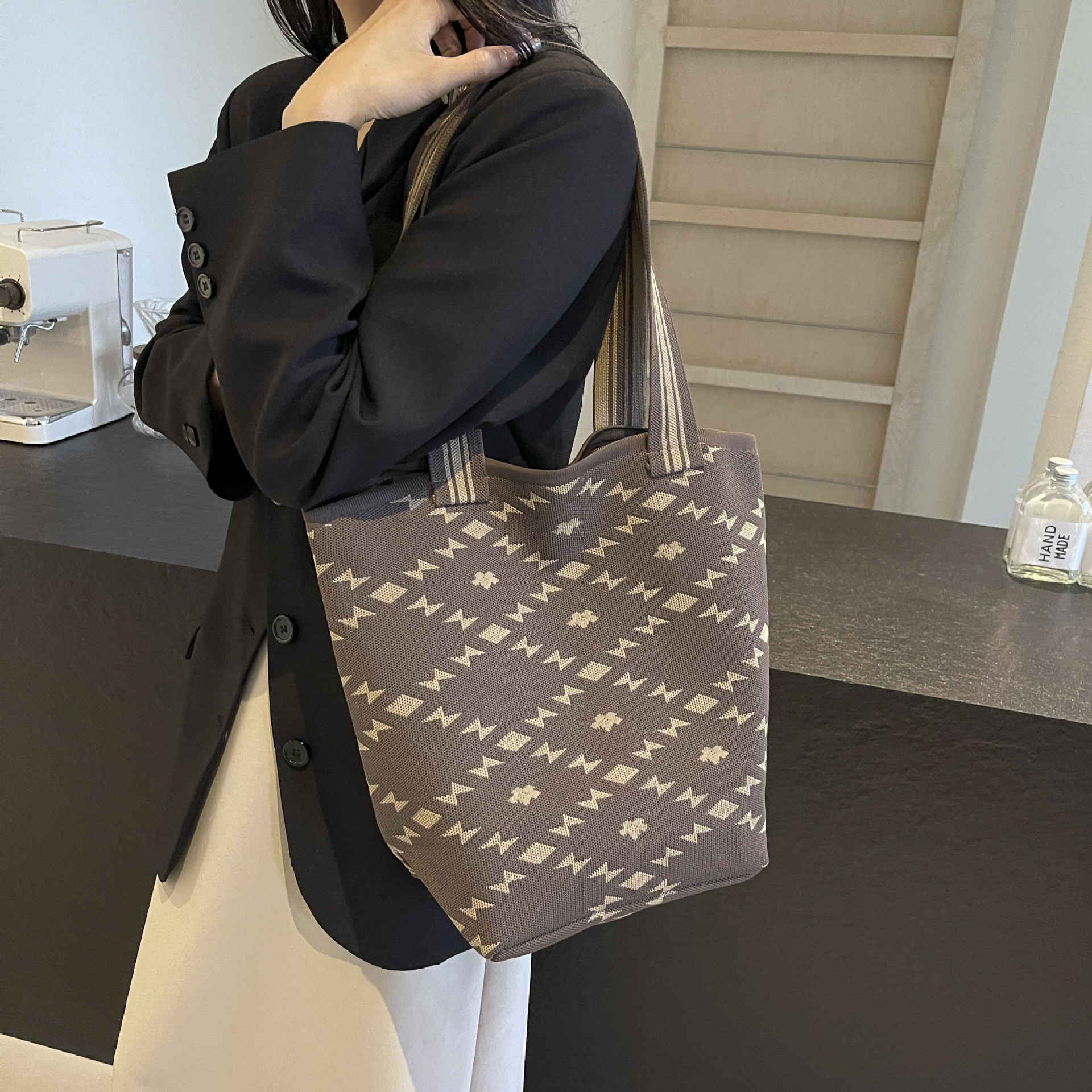 Single-shoulder bag, black and white large-capacity shopping bag, handbag, single-shoulder striped fashionable and versatile knitted color-blocking tote bag Application Scenario