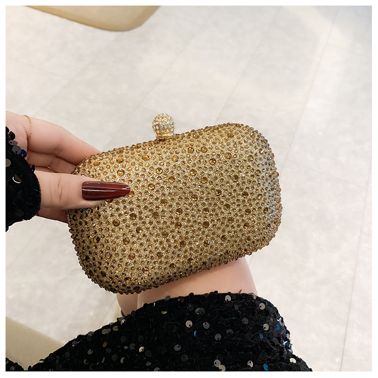 A fashionable European and American lady's small box-shaped dinner bag decorated with shiny rhinestones, elegant and stylish hand-held bag details Picture