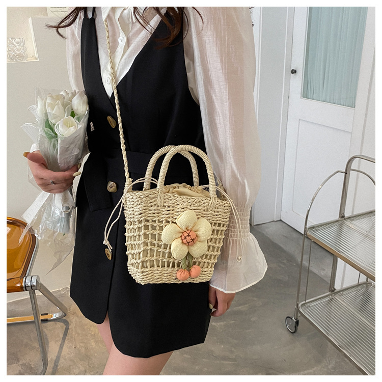 The 2022 new trendy and fashionable hand-held bucket bag for women, a stylish straw woven bag full figure